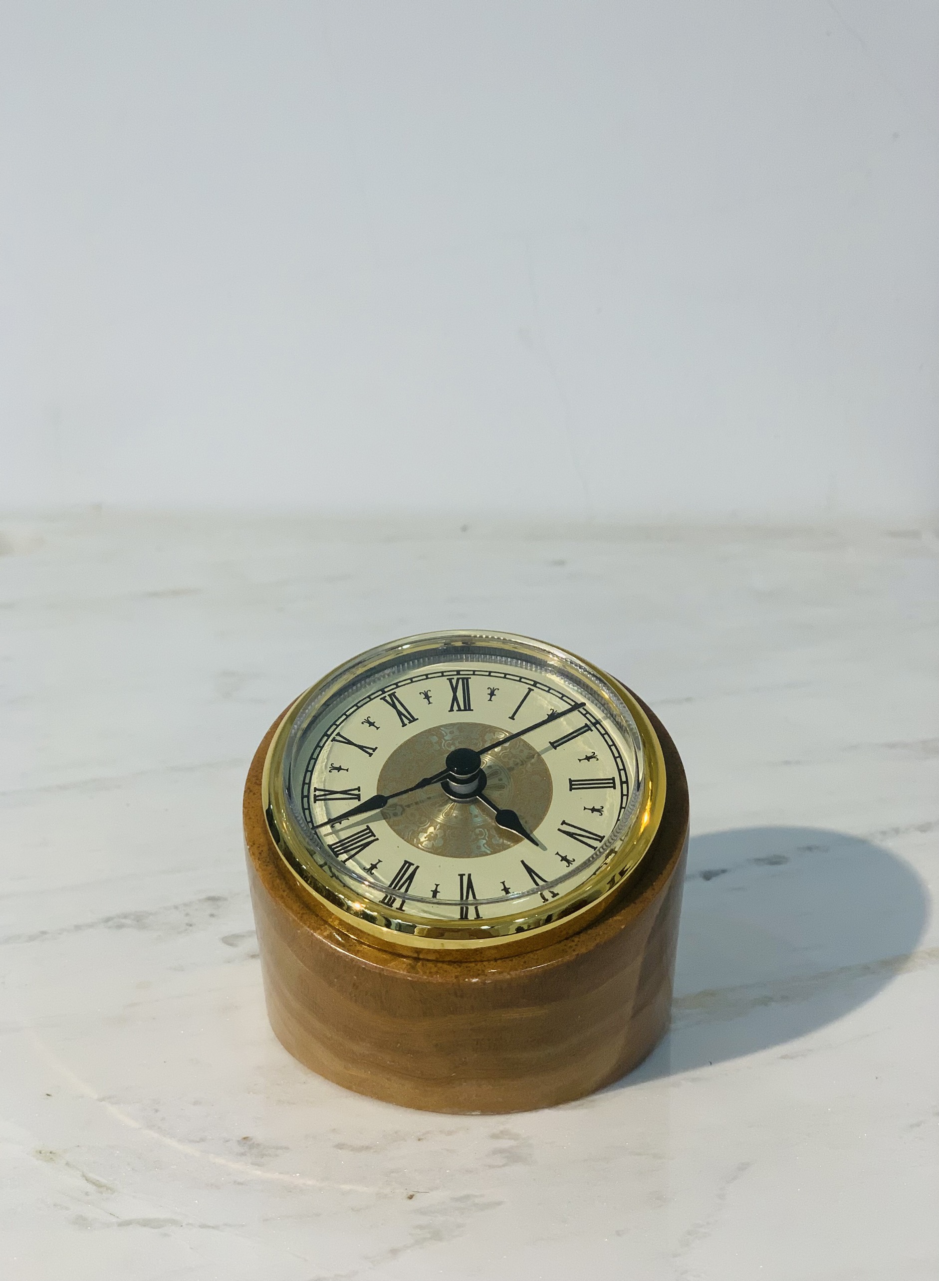 Đồng hồ để bàn đá tự nhiên DH05 tròn nhỏ màu Vàng vân gỗ