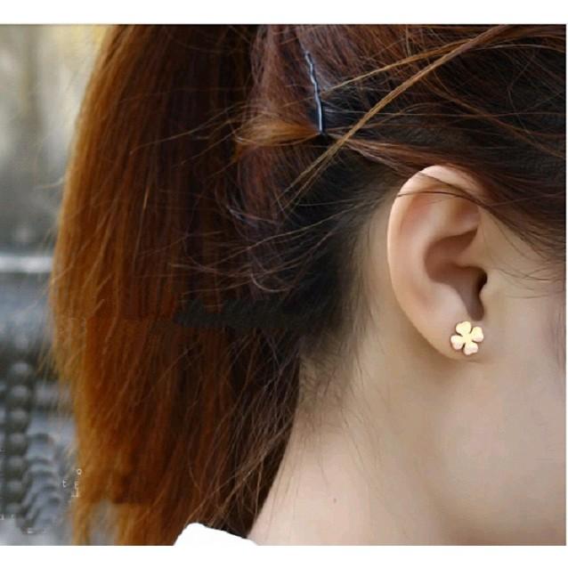 Khuyên Tai 4 lá Titan Cao Cấp- Dùng tắm rửa thoải mái không đen