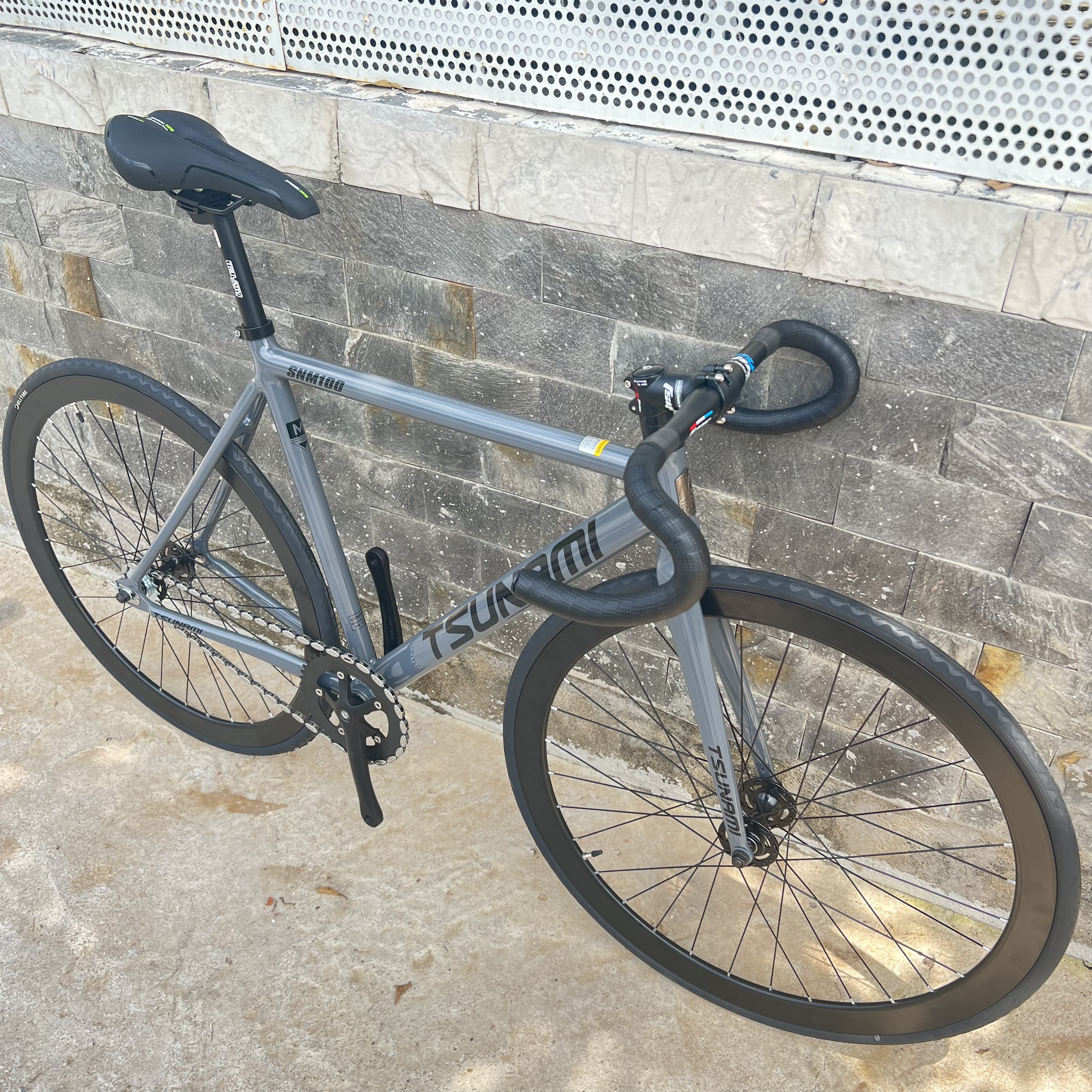 Xe đạp fixed gear TSUNAMI SNM100 cơ bản - Xám xi măng