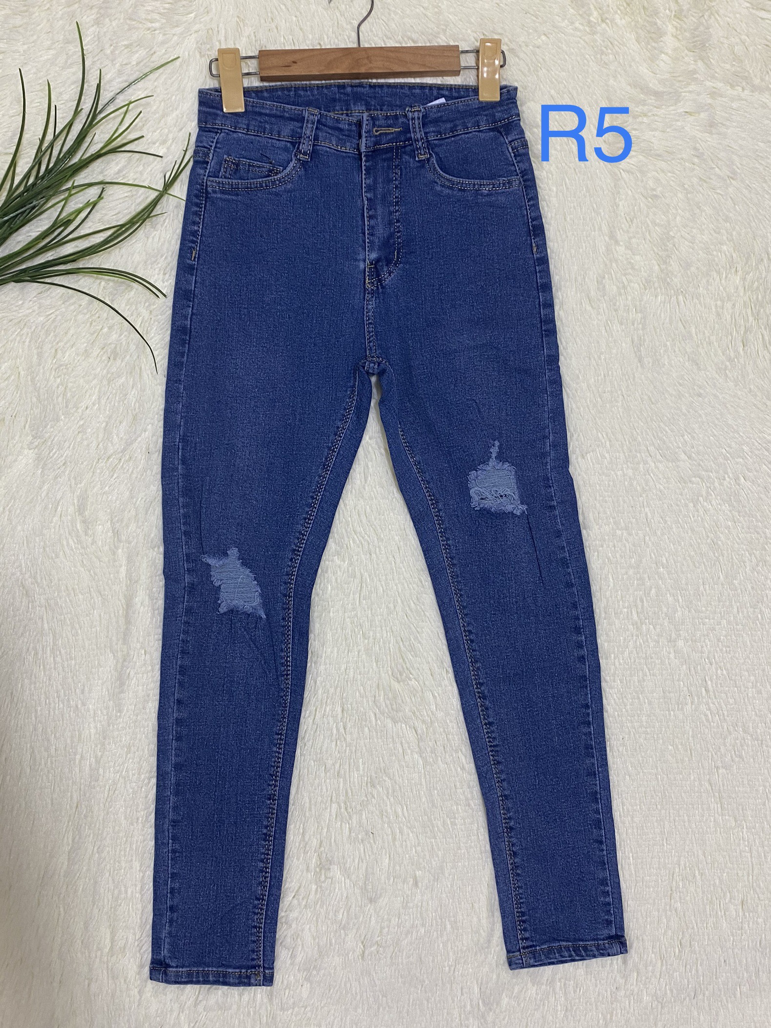 Quần dài jean nữ rách gối  có size 26-31. Vải dày và co giãn. YUME JEAN BIGSIZE