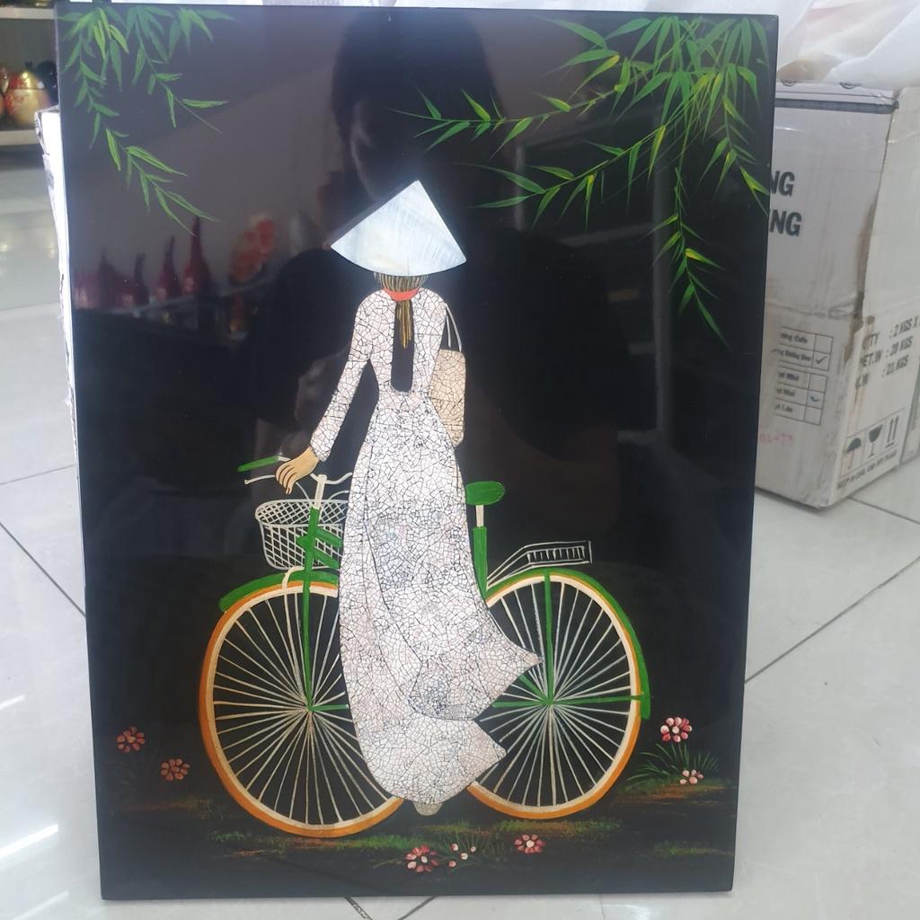 Tranh sơn mài cô gái áo dài Việt Nam cẩn trứng chìm cao cấp Thanh Bình Lê size 30x40 cm