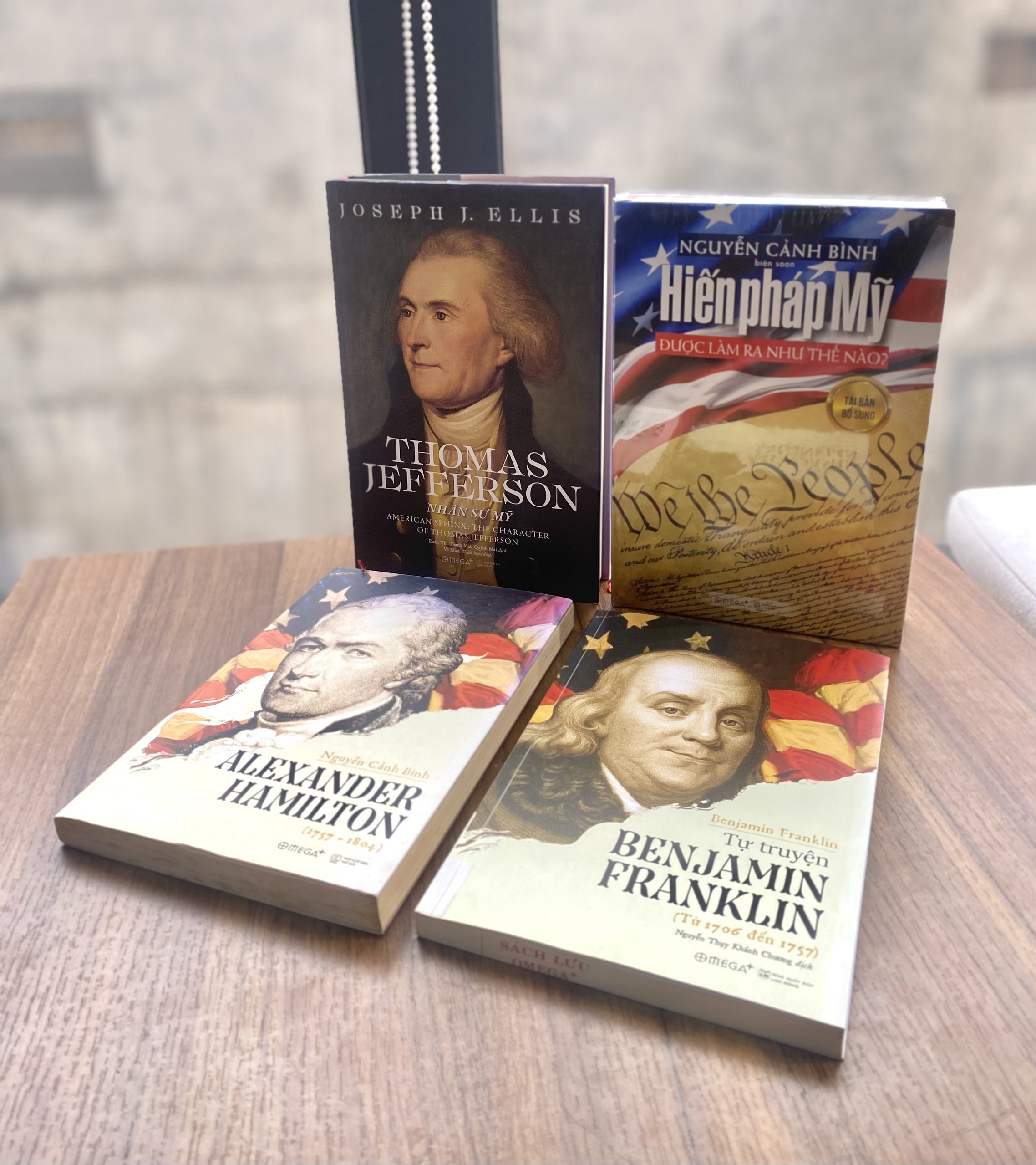 Combo 4 Cuốn: Tự Truyện Benjamin Franklin + Hiến Pháp Mỹ Được Làm Ra Như Thế Nào? + Thomas Jefferson - Nhân Sư Mỹ + Alexander Hamilton