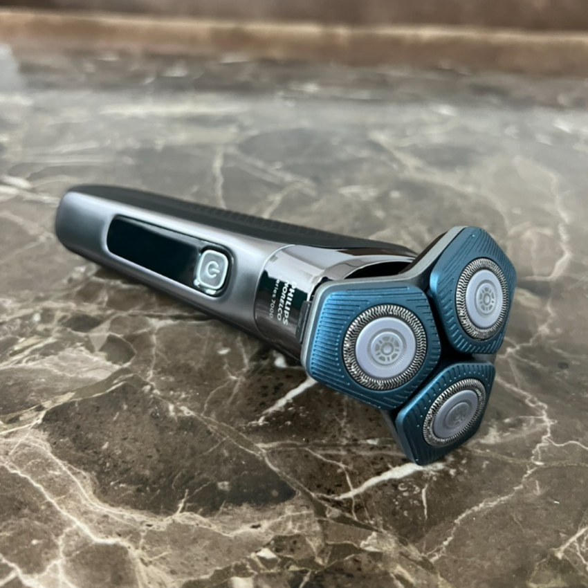 Máy cạo râu khô và ướt thương hiệu Philips Norelco S7788 Series 7000 - Hàng Chính Hãng