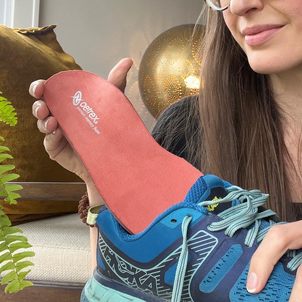 Lót giày y khoa nữ Aetrex Premium Memory Foam Posted Heel - lót giày cho chân vòm thấp, vòm bẹt