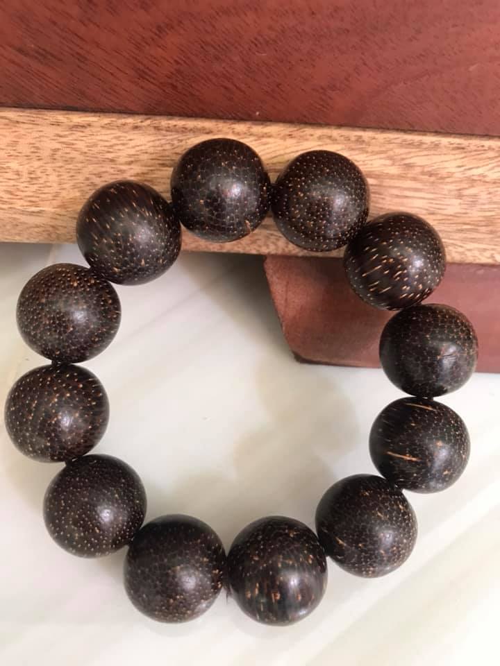 VÒNG ĐEO TAY NAM CHÂT LIỆU GỖ TRẦM HƯƠNG THƠM NHẸ SIZE TO 20mm ĐẸP LẮM LUÔN MÀU GỖ TỰ NHIÊN BÔNG BÔNG ĐẸP SANG Ạ