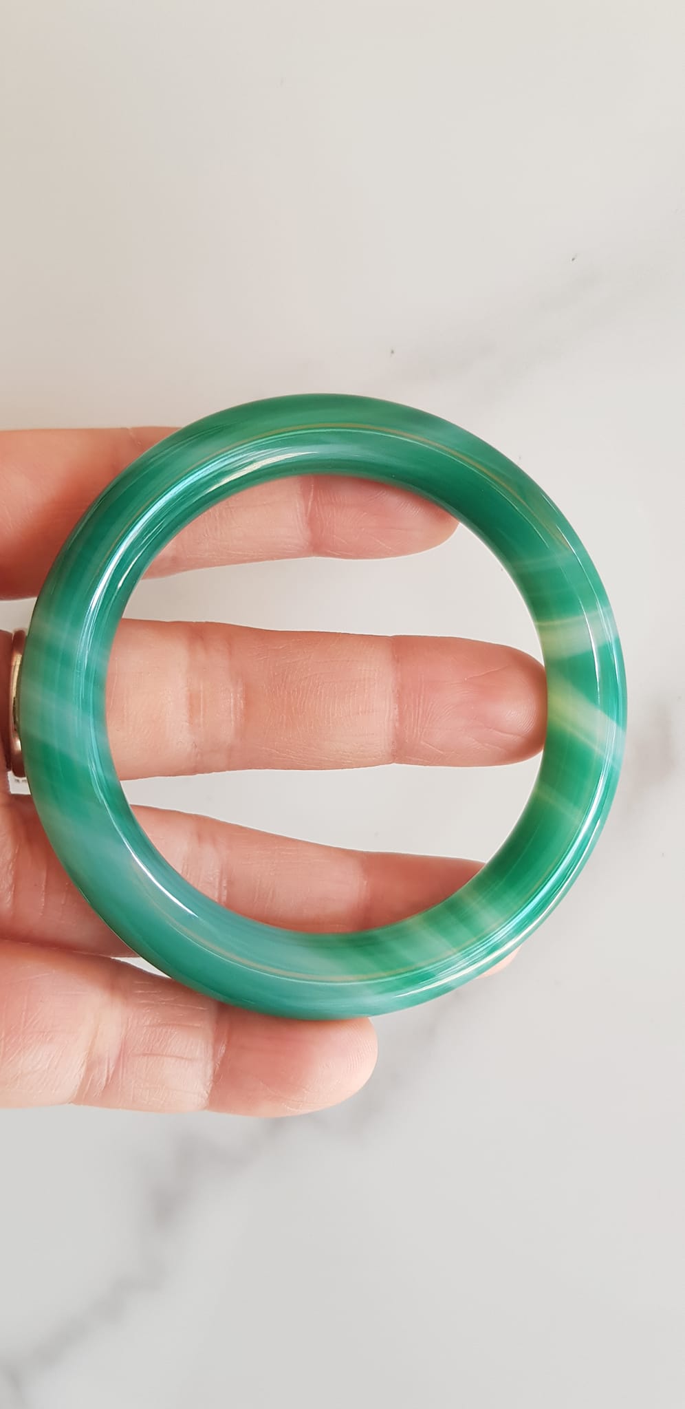 Vòng tay đá mã não xanh vân sọc trắng nhẹ mới Ni 53mm x cọng 9mm Vòng màu xanh ngọc đậm đều vân sọc đẹp ạ Nữ 52kg - 58kg đeo mệnh Mộc hỏa thủy ạ
