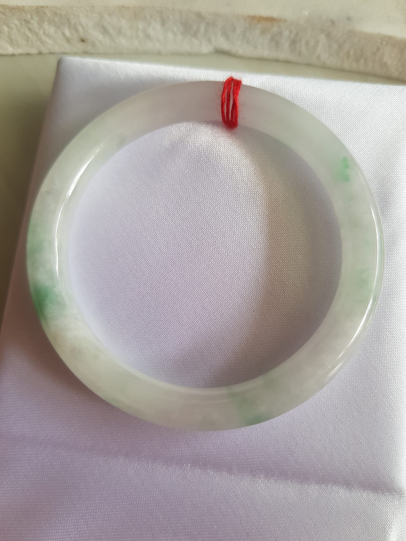 Vòng đeo tay Nữ đá cẩm thạch tự nhiên T Lý Size 49mm x cọng 7mm Màu trắng sáng bóng xanh lý 3 chỗ đều quanh vòng rất đẹp Nữ cân Nặng 40kg-49kg đeo đẹp ạ