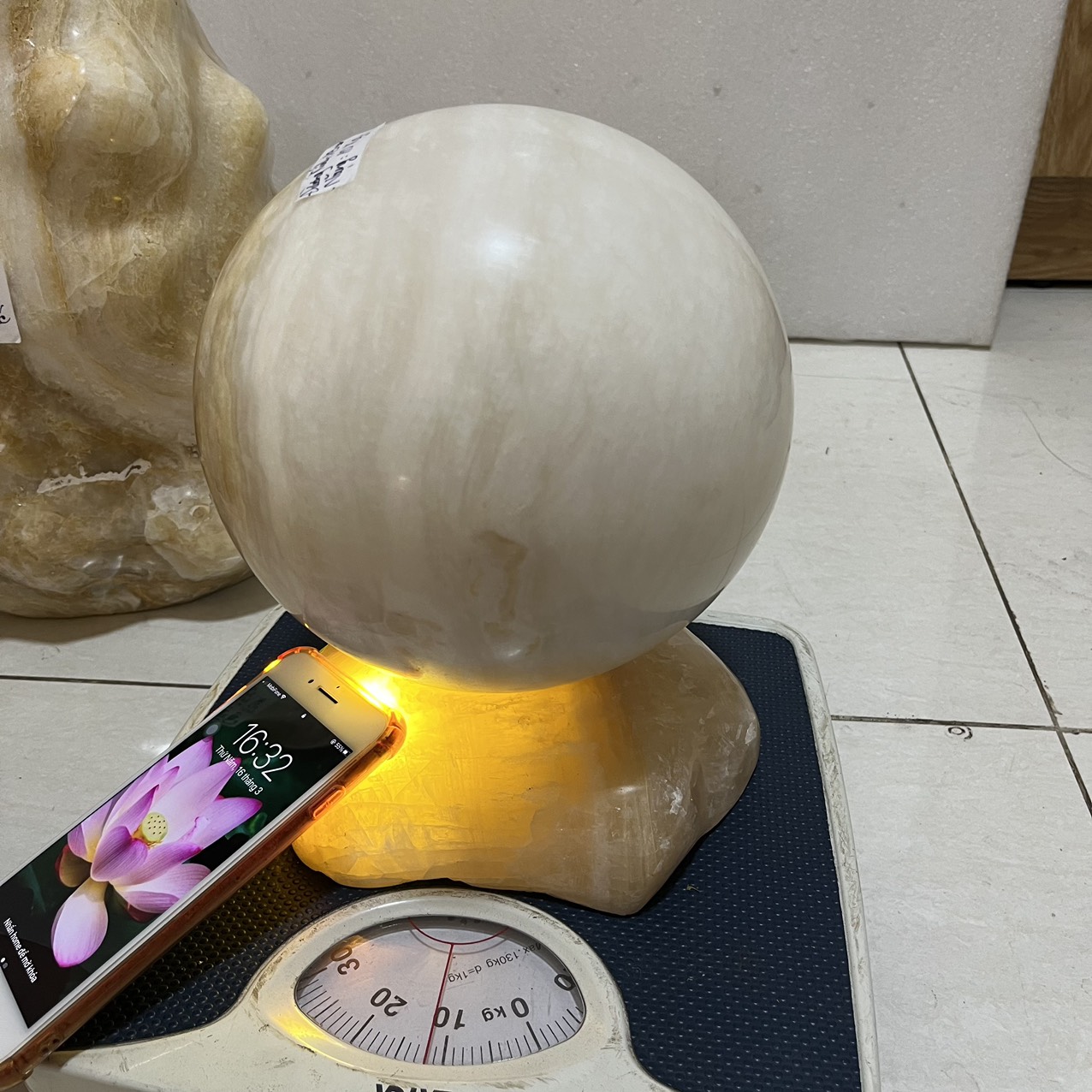 Cầu bi đá phong thủy đá tự nhiên màu trắng ngà ường kính 19 cm cân nặng 11 kg cho người mệnh Kim và Thổ