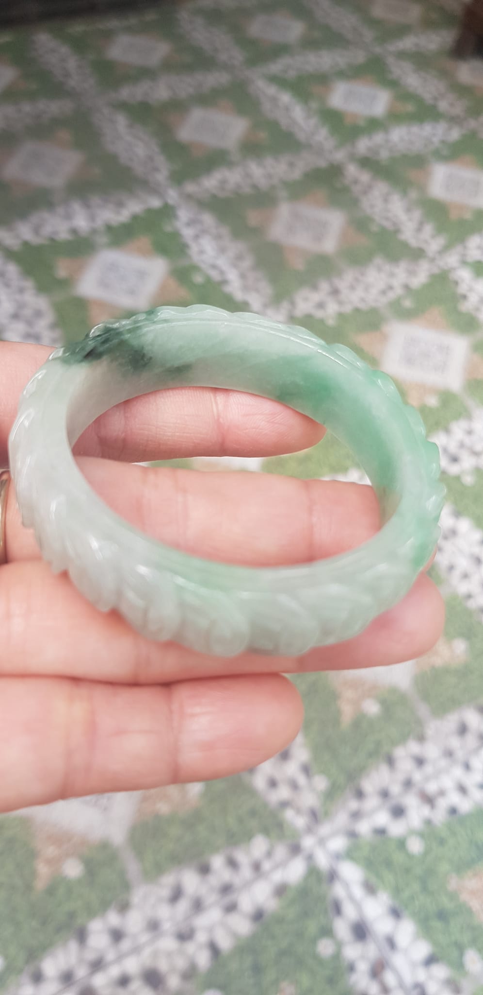 Vòng tay đá ngọc Cẩm Thạch dãy Đồng Tiền Tự nhiên Size 48mm x cao 13mm x dầy 7mm Màu trắng bóng ngọc ngà điểm xanh nhẹ đẹp may mắn tài lộc Nữ mệnh kim mệnh thủy tay nhỏ 35kg - 48kg đeo ạ