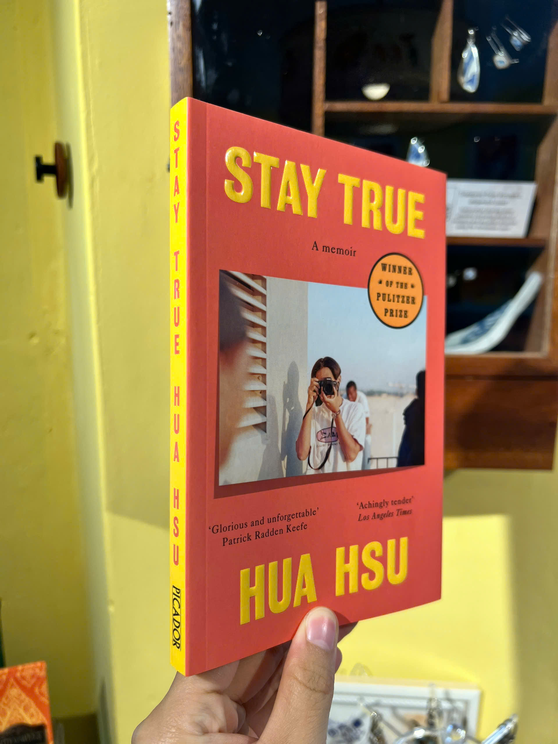 Sách - Stay True by Hua Hsu | Pulitzer Prize Winner / Memoir / Hồi ký / Ngoại văn Nhập khẩu UK