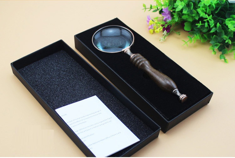 Kính lúp cầm tay 10X thiết kế tay cầm gỗ sang trọng, dùng đọc tin tức, sách báo hay sửa chữa đồ vật