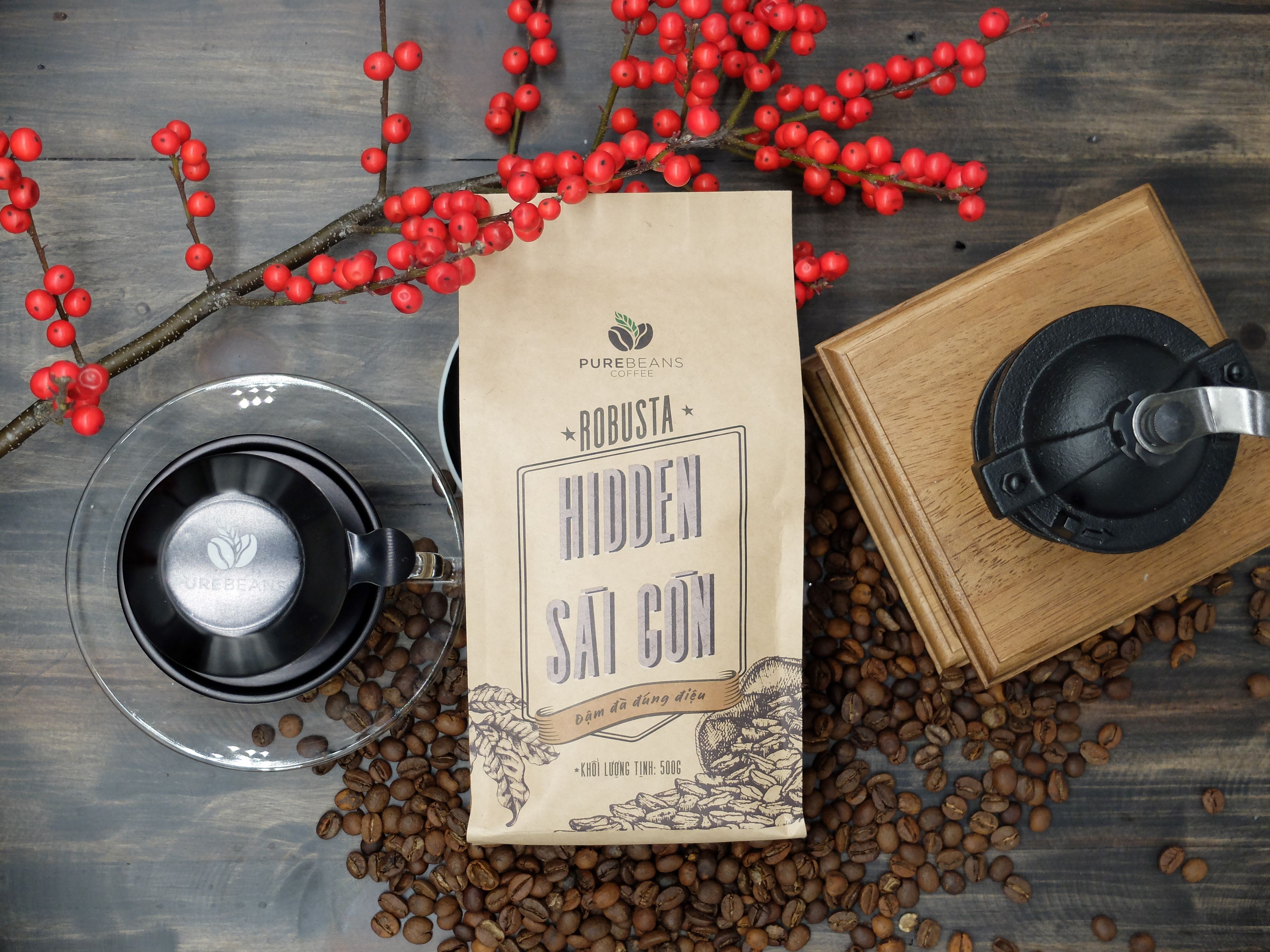 Cà Phê PureBeans - Robusta (1Kg) Thích hợp cho cà phê sữa đá thuần Việt từ những hạt Robusta sạch, nguyên chất và thật qua quá trình rang mộc để tạo nên Hương vị đậm đà cũng như cảm giác khoan khoái đặc trưng của người Sài Gòn