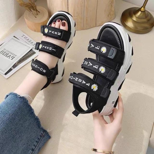 (3 MÀU) Sandal nữ Ulzang thời trang 3 quai ngang hoa cúc gắn mác siêu đẹp nữ tính