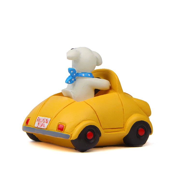 Mô hình chó trắng đi xe ô tô màu vàng trang trí tiểu cảnh, chụp ngoại cảnh, studio, DIY