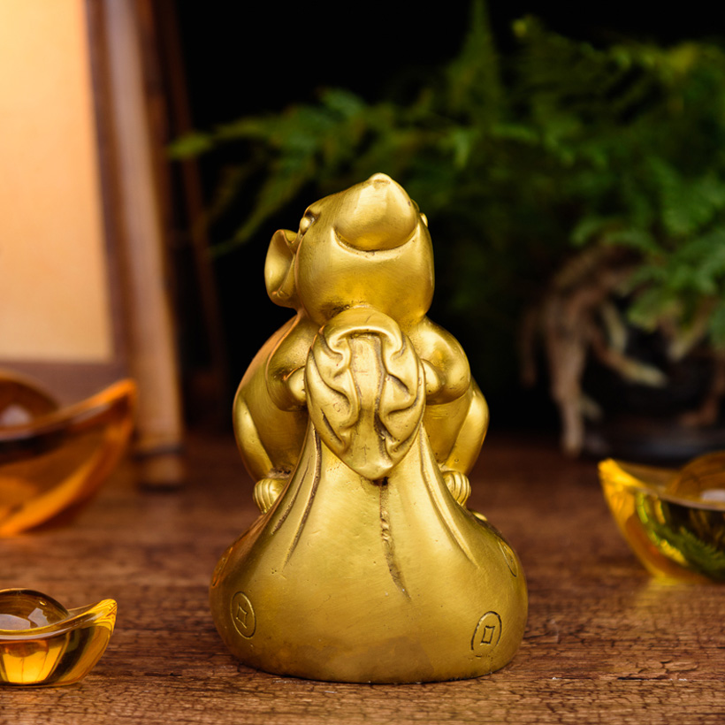 Tượng con chuột cưỡi bao tiền bằng đồng thau cỡ tiểu phong thủy Hồng Thắng
