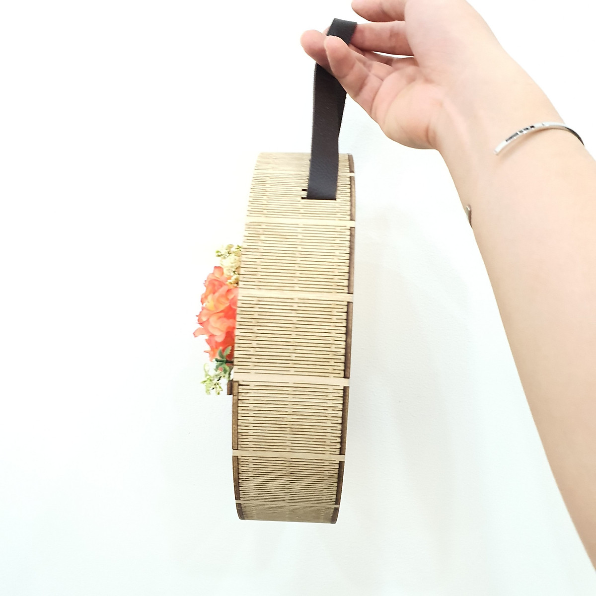 Giỏ Hoa Treo Tường, Hoa Giả Trang Trí Nhà Có Khắc Chữ Dream, Dùng Để Trang Trí Theo Phong Cách Châu Âu Hiện Đại, Sản Phẩm Như Hình, Hoa Đã Cắm Sẵn Vào Giỏ - Hoa Cẩm Chướng Màu Cam