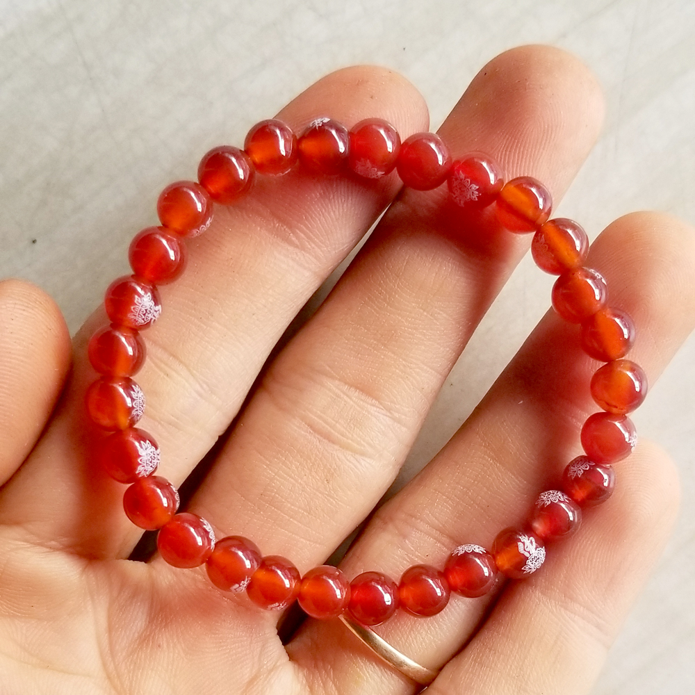 Vòng tay chuỗi đá mã não đỏ hoa sen trắng