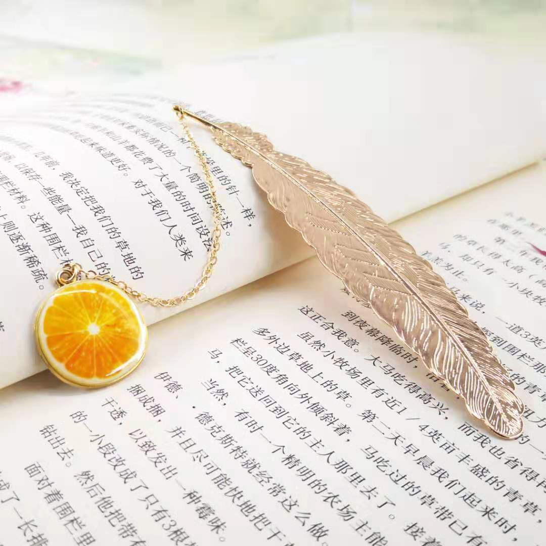 Bookmark Kim Loại Đánh Dấu Sách Hình Lông Vũ Dây Treo - Trái Cam