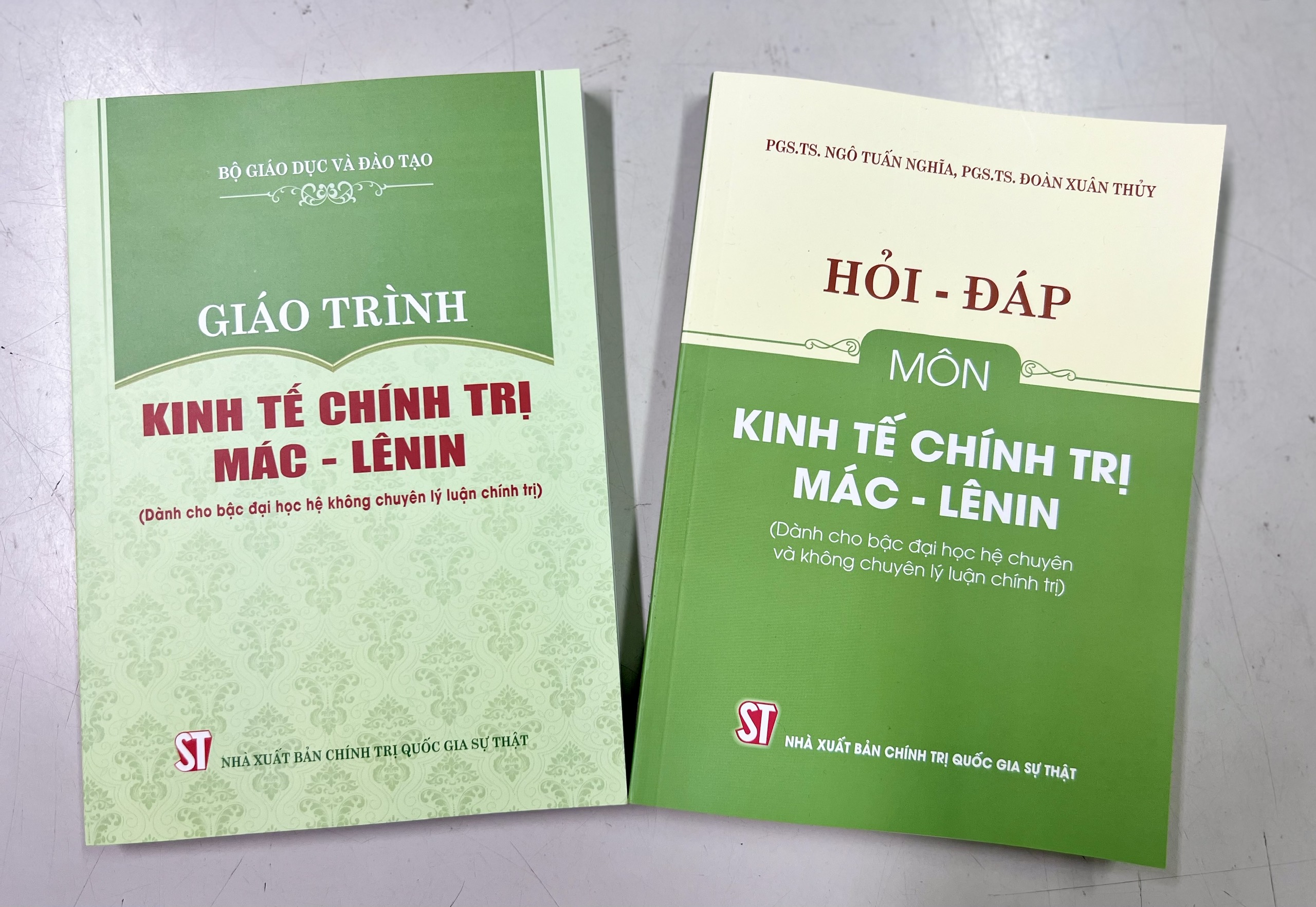 Combo Giáo trình Kinh tế chính trị Mác - Lênin + Hỏi - đáp môn Kinh tế chính trị Mác - Lênin