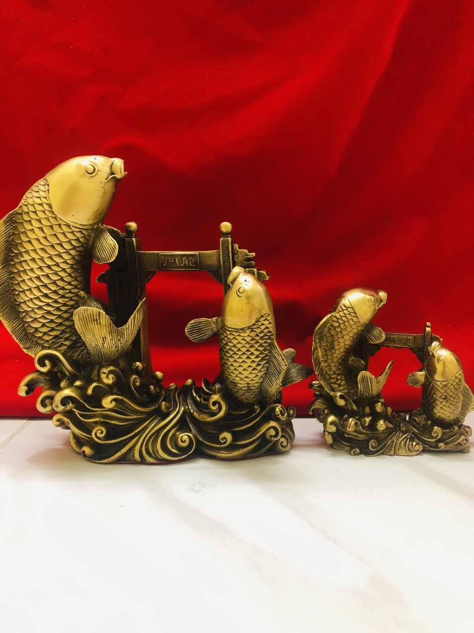 Tượng cá chép vượt vũ môn bằng đồng nguyên chât cao 12cm,vật phẩm phong thủy thăng quan tiến chức