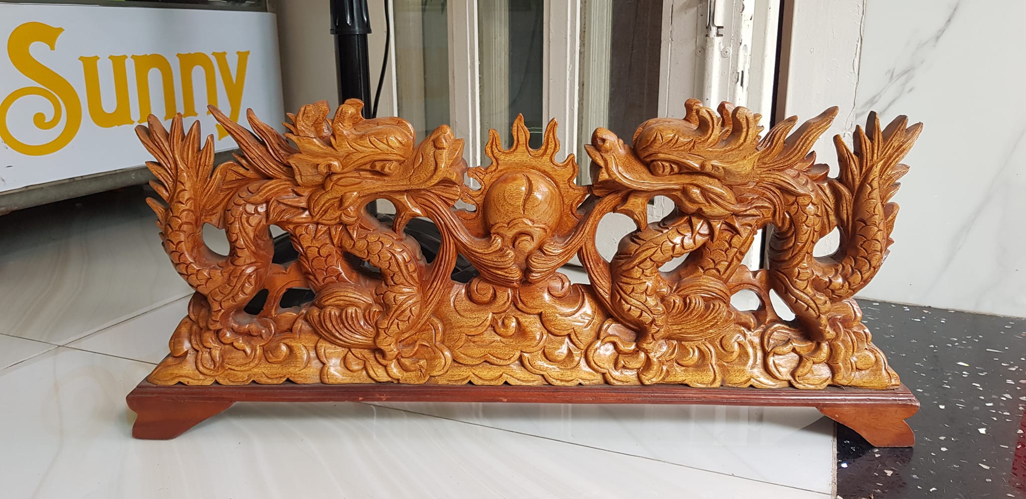Tượng 2 Con Rồng Lượn Gỗ Gõ màu đỏ size Dài 64cm x Cao 17cm x Sâu 7cm 2 con rồng lượn phun lửa biểu tượng cho sức mạnh của người đứng đầu người lãnh đạo công ty, người chủ trong gia đình thật  trưng phòng khách , bàn làm việc to quà tặng ý nghĩa ạ