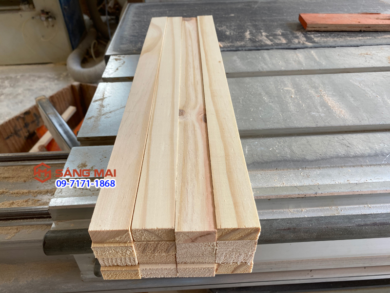 Thanh gỗ thông 3cm x 1,5cm x dài 50cm + láng mịn 4 mặt