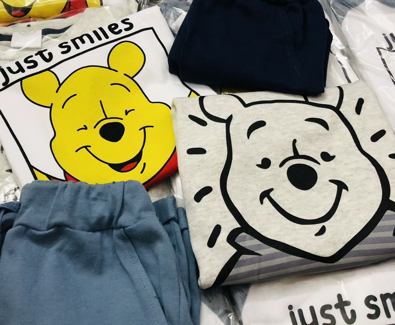 Set 2 bộ Pooh Next cho bé trai rất đẹp, chất cotton mềm mịn mặc rất thích. Hình in sắc nét, Size : 2-8 tuổi