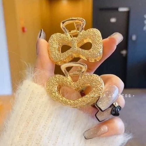 Kẹp tóc càng cua phủ ánh vàng sang chảnh