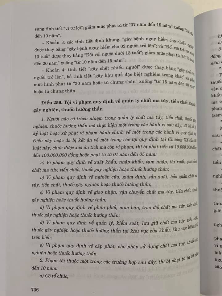 Combo: Bình Luận Khoa Học Bộ Luật Hình Sự Hiện Hành (Sửa Đổi Bổ Sung 2017) và Bộ Luật Hình Sự Hiện Hành (Bộ Luật Năm 2015, Sửa Đổi, Bổ Sung Năm 2017)