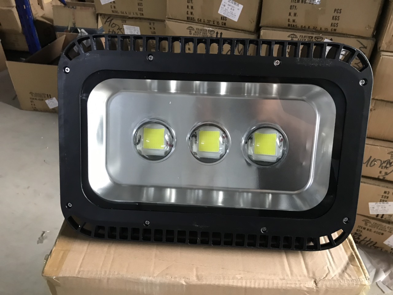 Đèn pha LED 150W có thấu kính chiếu xa