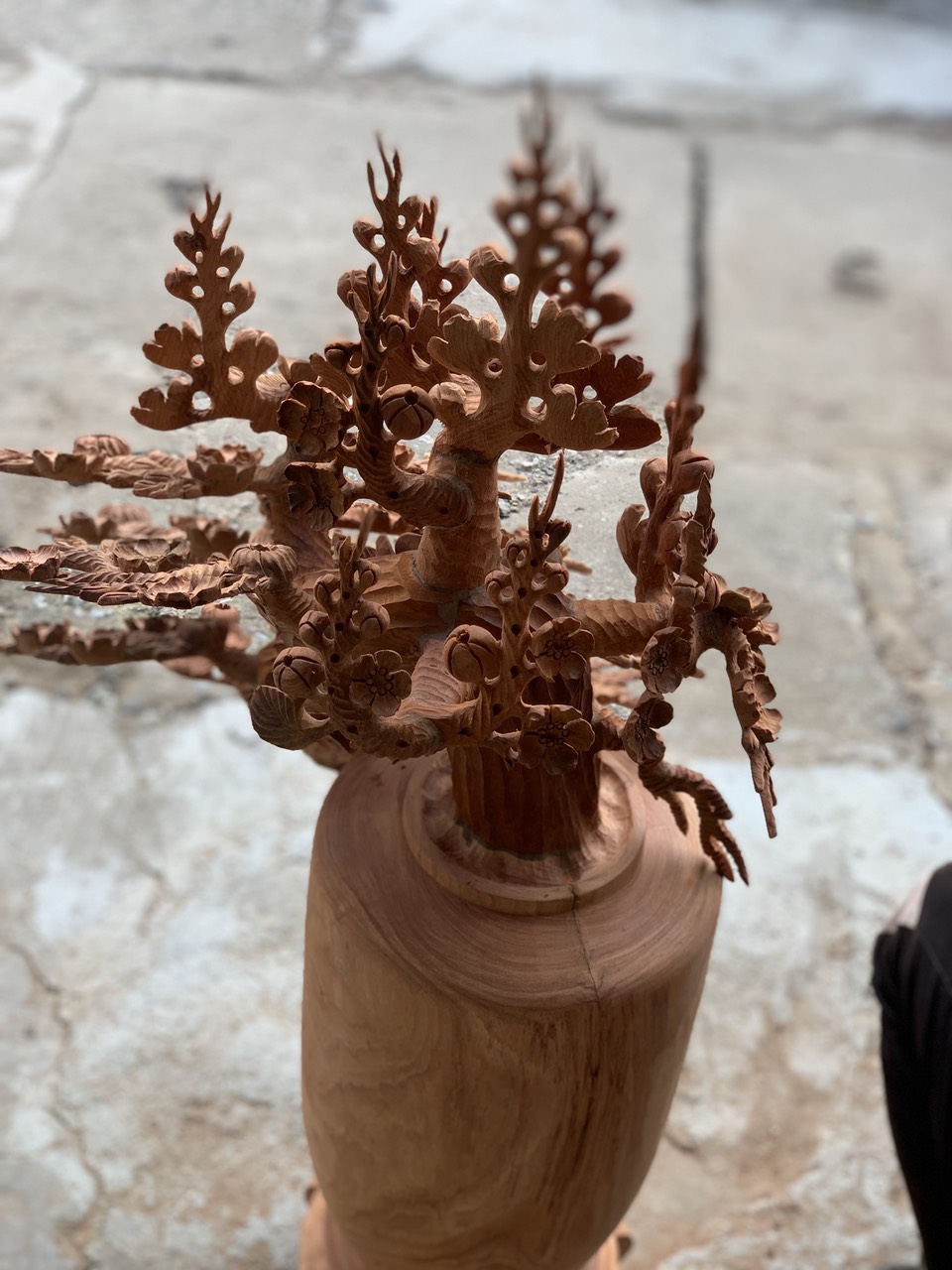 2 bình hoa mai lan phú quý phong thủy bằng gỗ hương kt cao 98×55×50cm đẹp long lanh