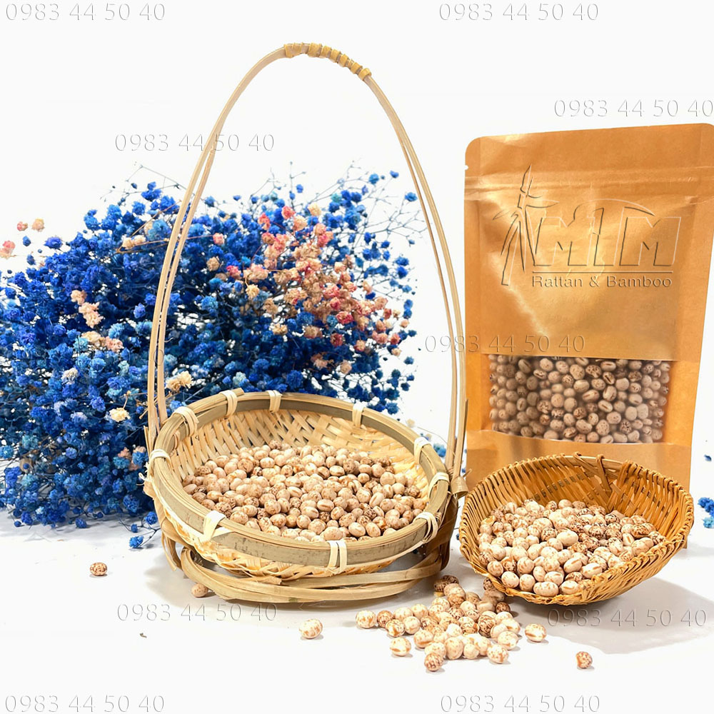 Quang gánh tre dùng để cắm hoa, trang trí, chụp hình sản phẩm.
