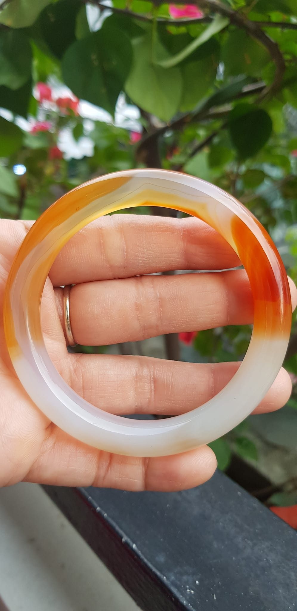 Vòng tay Nữ đá mã não đỏ cam trắng Ni 56mm x chột to 9mm Màu trắng đỏ cam nhẹ 1 bên vân nhẹ nhàng đẹp ạ Nữ 55kg - 63kg đeo xinh tay đẹp ạ