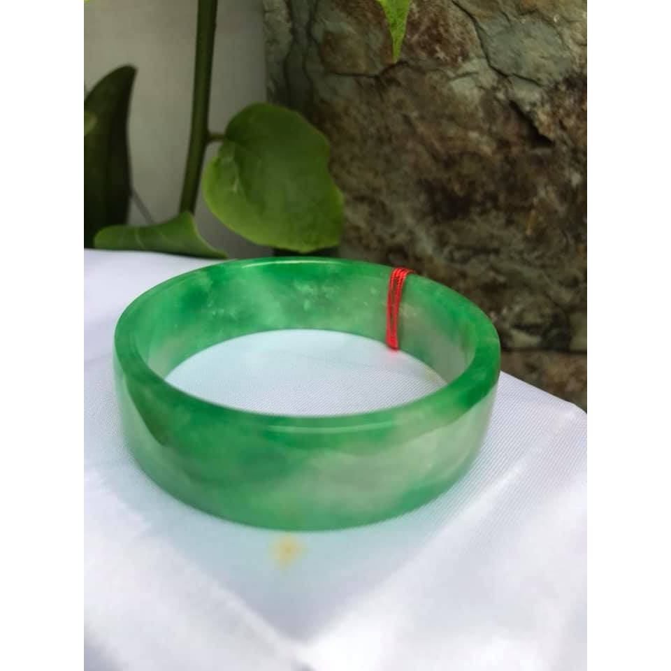 VÒNG CẨM THẠCH BẢN VUÔNG SIZE 54MM x BẢN CAO 17mm X DẦY 4,5mm  MÀU XANH LÁ TƯƠI SÁNG BÓNG LAM TRẮNG NHẸ GIỮA ĐẸP LẮM LUÔN Ạ  NỮ 53kg - 64kg ĐEO