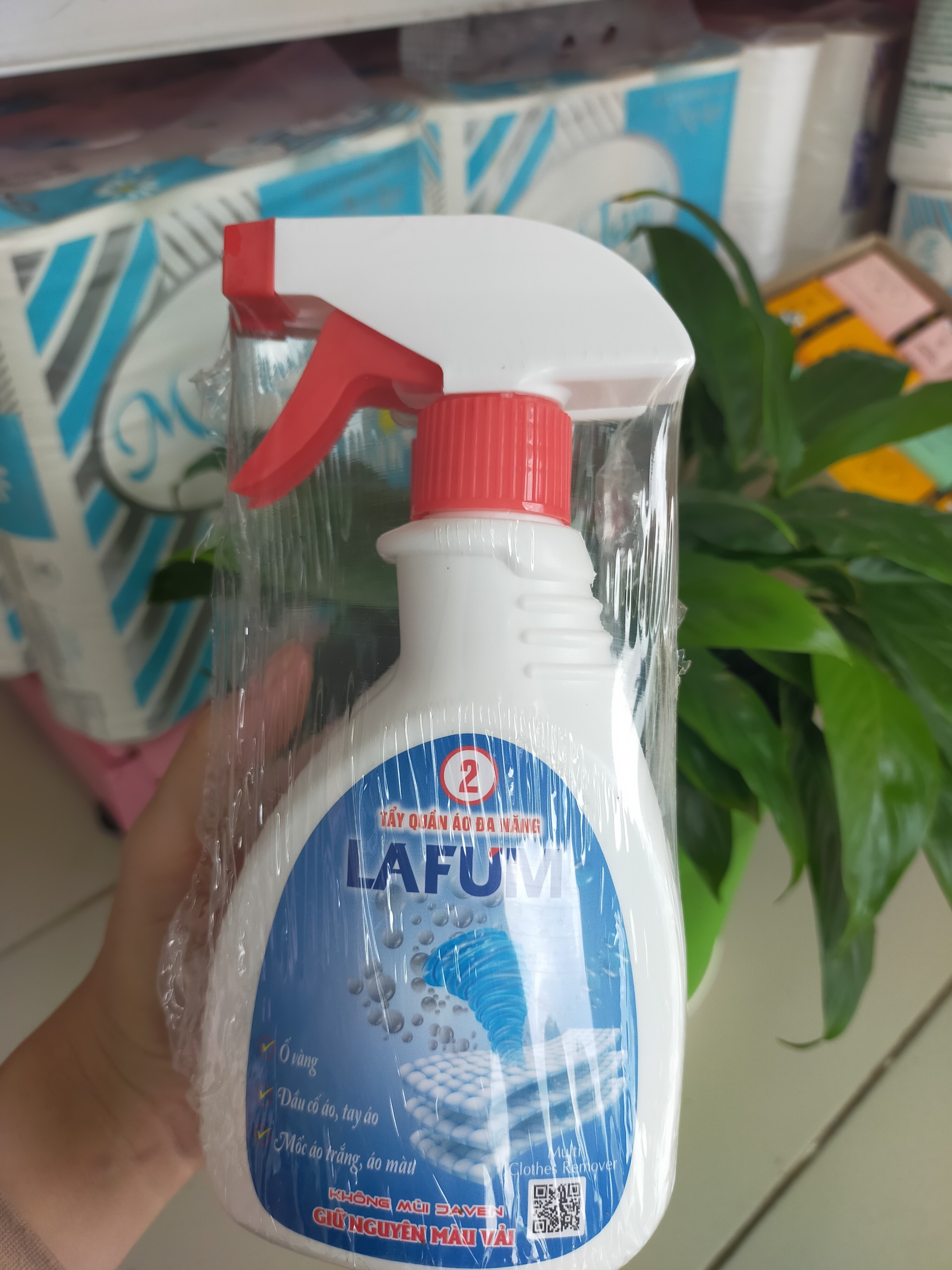 Dung Dịch Tẩy Quần Áo Đa Năng Lafum Set 2 Chai 600ml đánh bay mọi vết bẩn cứng đầu trên quần áo như vết lem màu, dầu mỡ