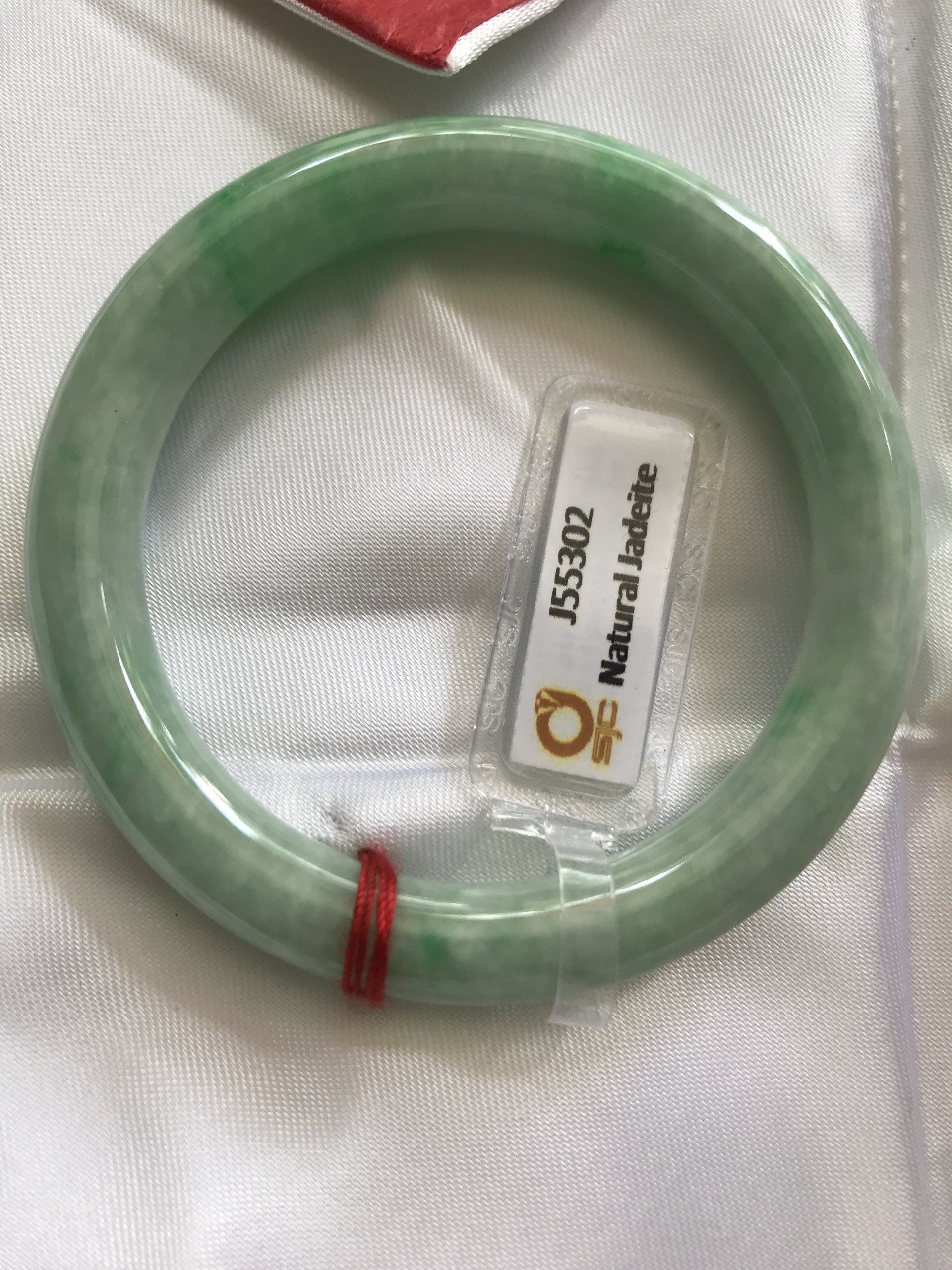 Vòng Cẩm Thạch tự nhiên Kiểm Định Sjc J55302 Xanh Đậu Lý A Sao Sao Sao Vip 49mm x chột 8mm Màu Trắng Xanh Bông đậu vân lý tươi đậm bóng đều đẹp sang nữ 45kg - 49kg đeo Món quà tặng thật sự ý nghĩa dành tặng cho chính bản thân mình, tặng Mẹ , Vợ ý nghĩa ạ