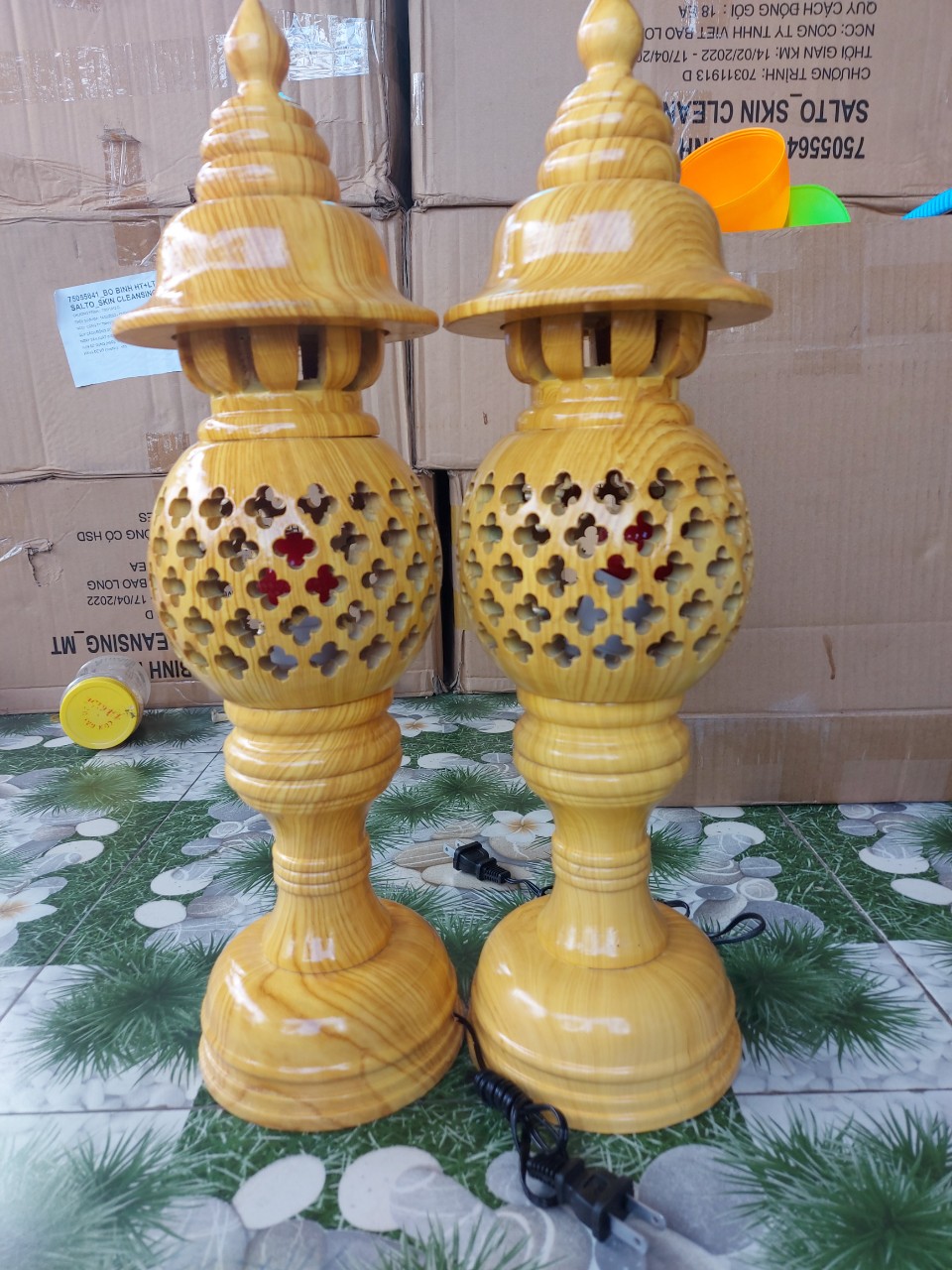 Cặp đèn thờ tổ ông gỗ cao 48 màu vàng vân