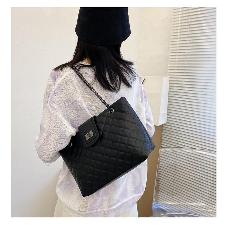 Túi xách nữ túi đeo vai thời trang màu trắng đen chất liệu da trơn kích thước 20 cm x 30 cm x 7 cm