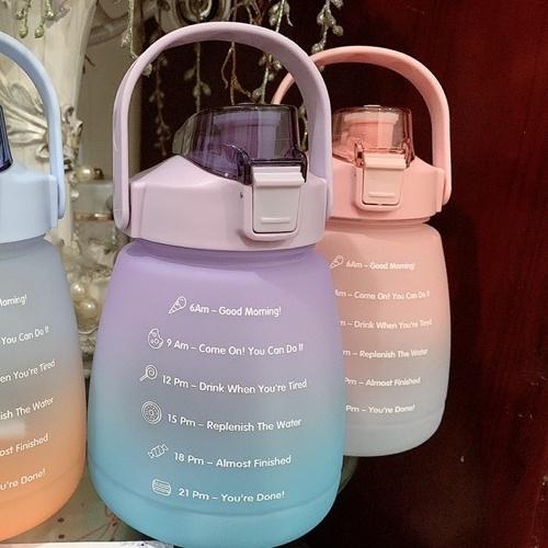Bình Đựng Nước Dễ Thương Có Vạch Báo Giờ Uống Nước 1300ml có miếng dán stick dễ thương