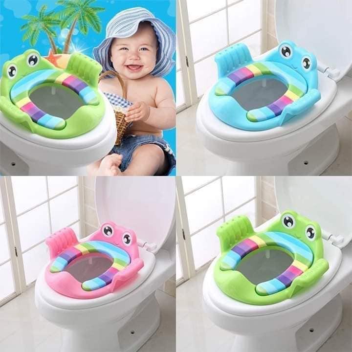 Lót bồn cầu hình ếch có tay vịn cho bé