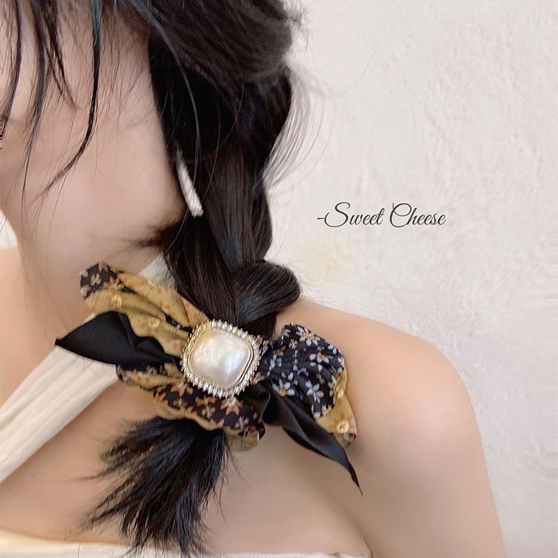 PK773 Scrunchies buộc tóc nhiều tông be, đính hạt; style hoàng gia nhiều lớp sang chảnh