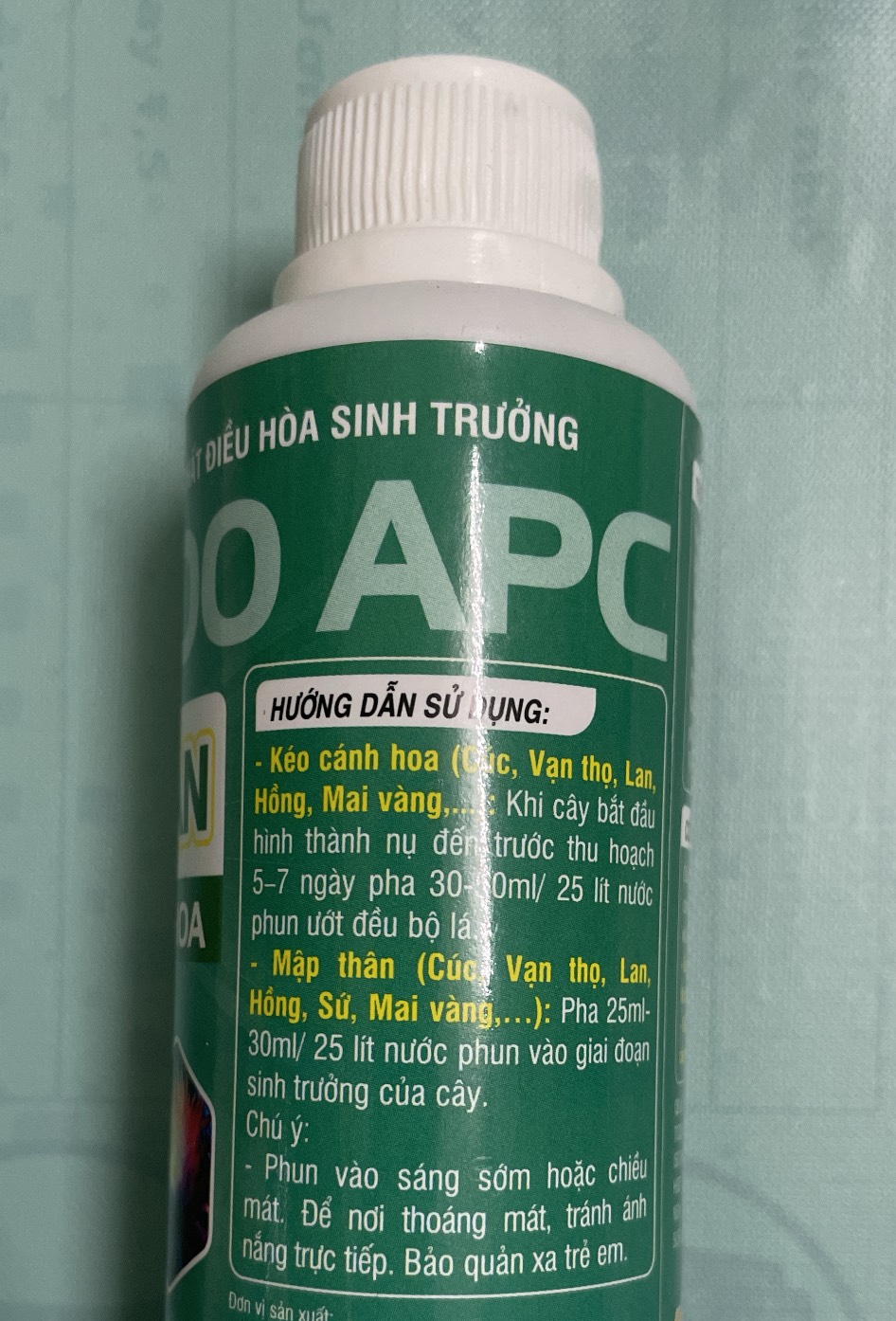 Phân bón điều hòa sinh trường VITA 100 APC mập thân kéo dài cánh hoa lọ 100ml