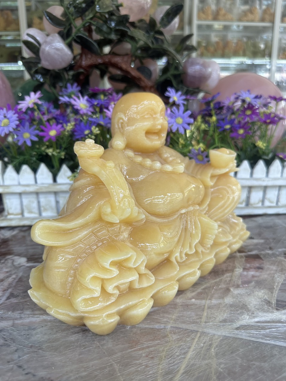 Tượng Phật Di Lặc ngồi tựa bao tiền cầm thỏi vàng phong thủy đá ngọc hoàng long - Dài 30 cm