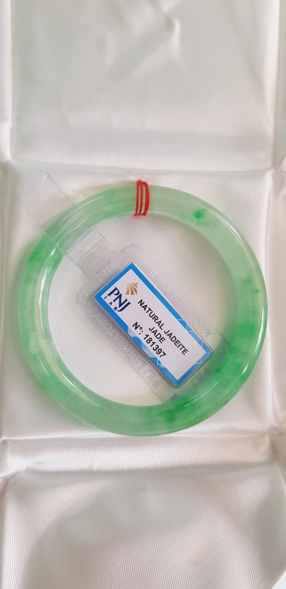 Vòng Cẩm Thạch tự nhiên T Lý Rơi Sao 52mm x cọng 8mm Vòng kiểm định Natural Jadeite Jade P No 181397 màu Xanh ngọc nhẹ trắng điểm xanh lý trong bóng đều đẹp sang lắm luôn nữ 50kg - 55kg đeo ạ