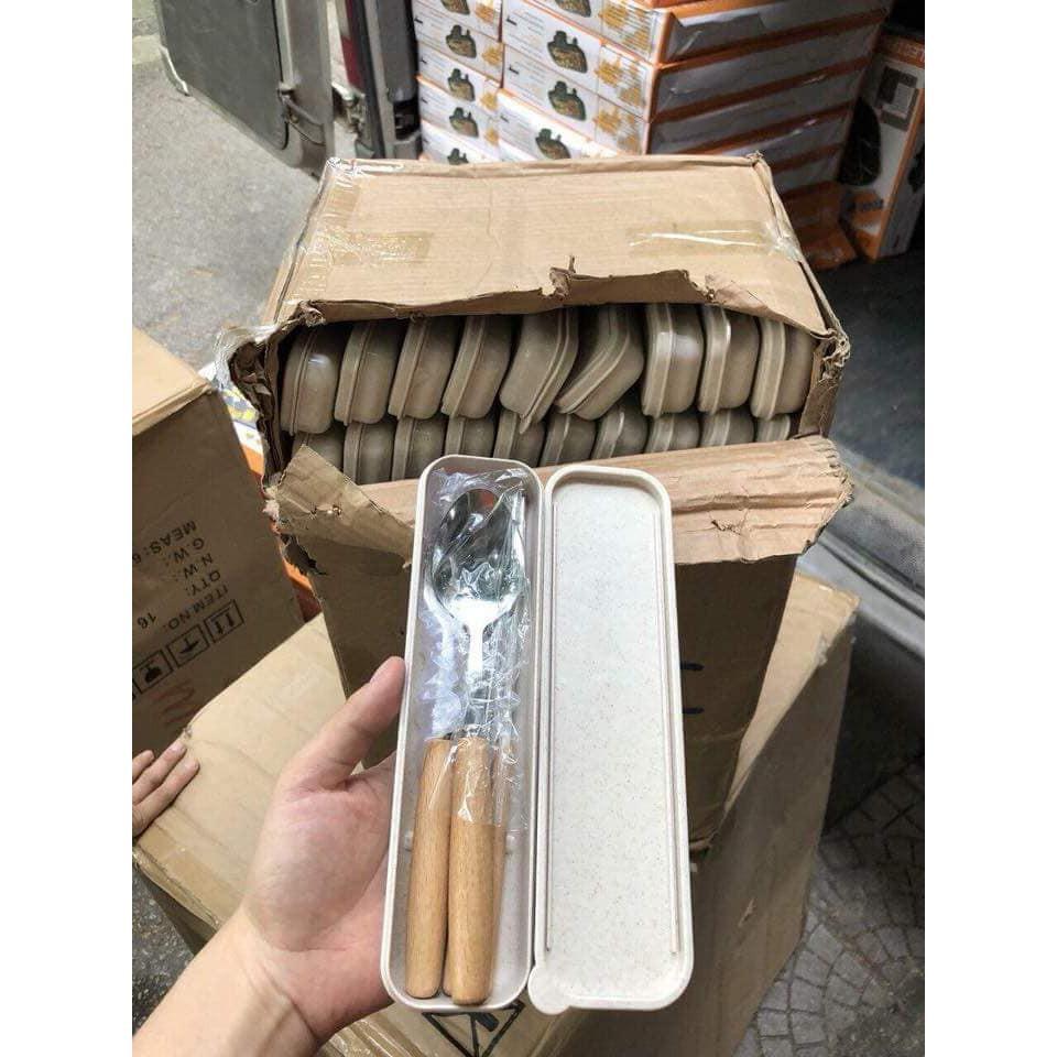 Bộ Thìa, Đũa,Dĩa Inox Cán Gỗ Sồi Cầm Tay Tặng Kèm Hộp Đựng Lúa Mạch