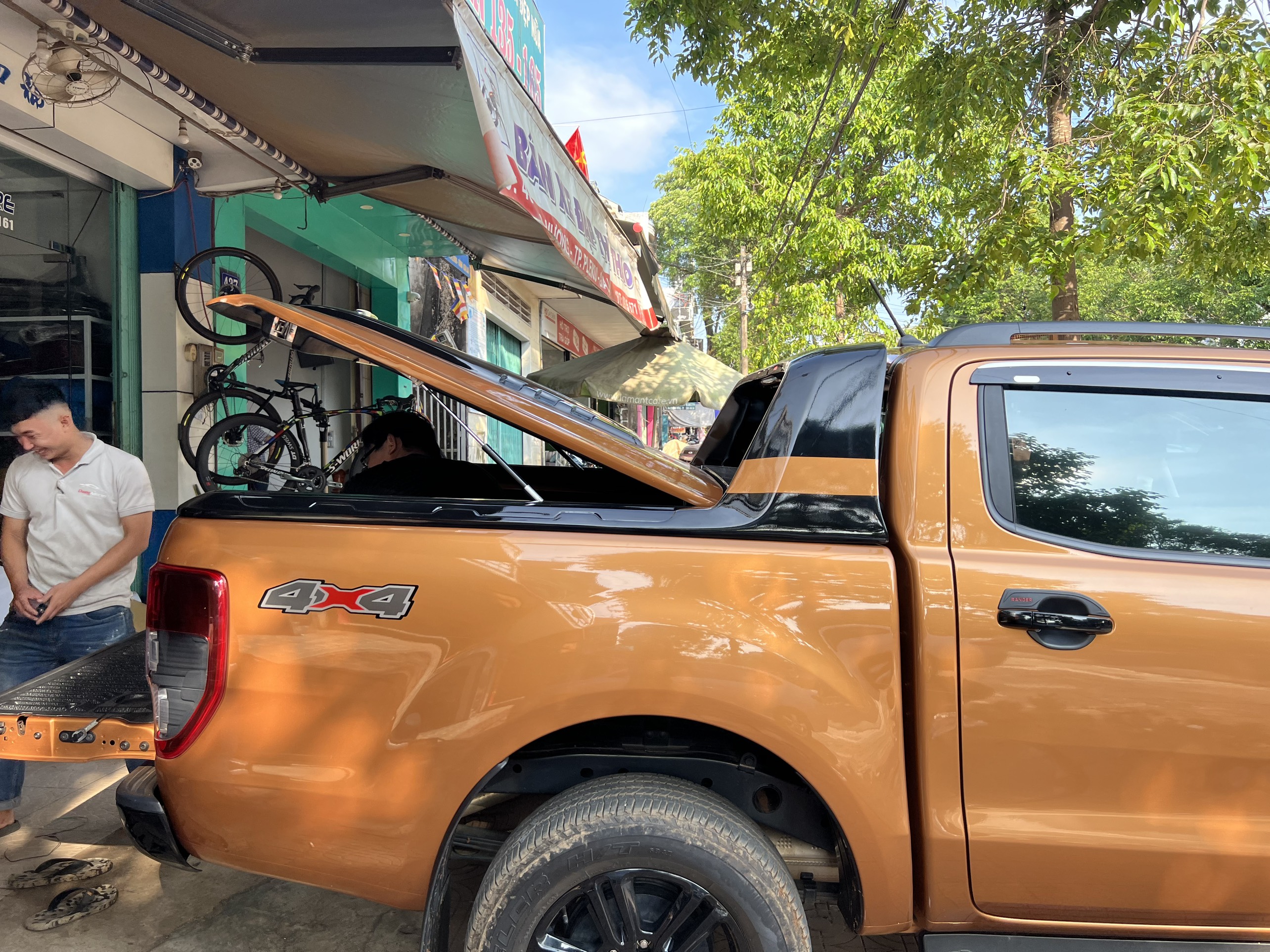 NẮP THÙNG THẤP FORD RANGER WILDTRAK - ĐƯỢC SẢN XUẤT BỞI CÔNG TY CỔ PHẦN PLASTIC THÁI LAN-NHẬN LẮP ĐẶT TẠI TP.HCM, TP.HÀ NỘI, VÀ CÁC TỈNH LÂN CẬN TẠI TP.HCM