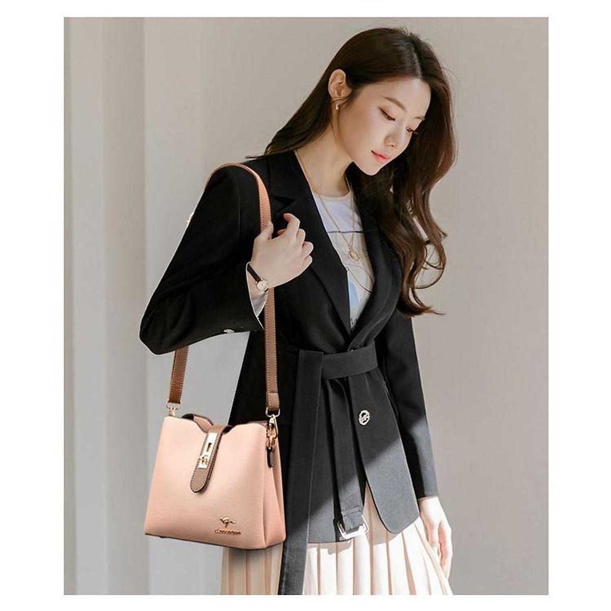 Túi xách nữ đeo vai có hình dáng loại thùng, tay cầm mềm, form túi mềm chắc chắn.