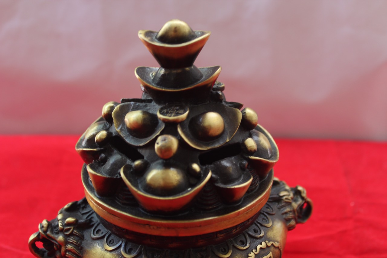 Đỉnh xông trầm nắp thỏi vàng bằng đông thau nguyên chất