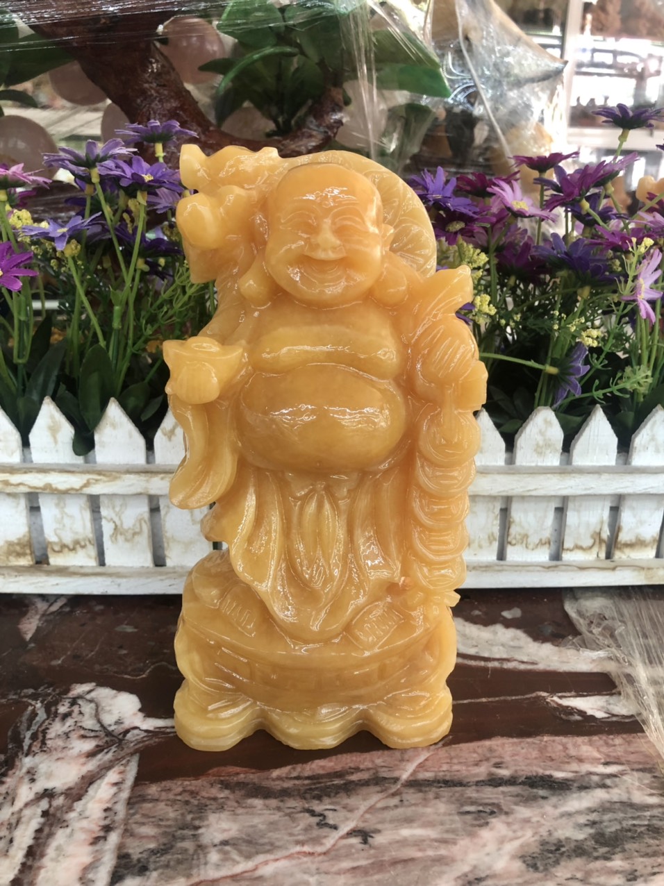 Tượng Phật Di Lặc gánh đào đứng trên thỏi vàng phong thủy đá ngọc hoàng long trang trí bàn làm việc - Cao 20 cm