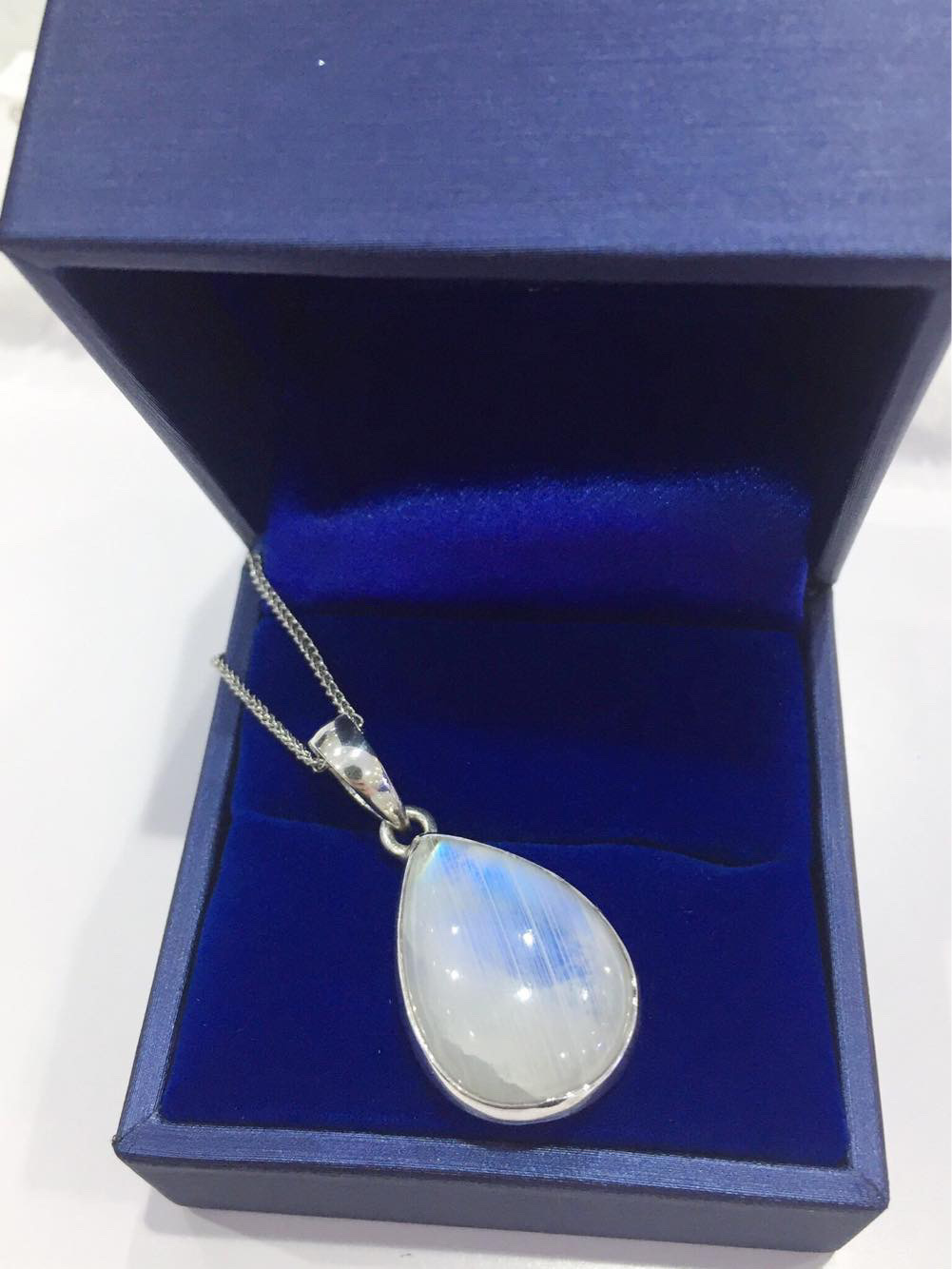 Mặt Dây Chuyền Đính Đá Moonstone